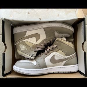 Jordan 1 Mid College Grey